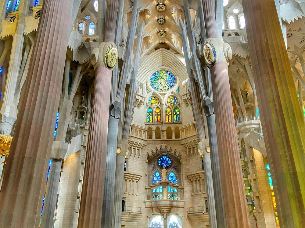 Interiorul încărcat de simbolistică. FOTO: Unsplash