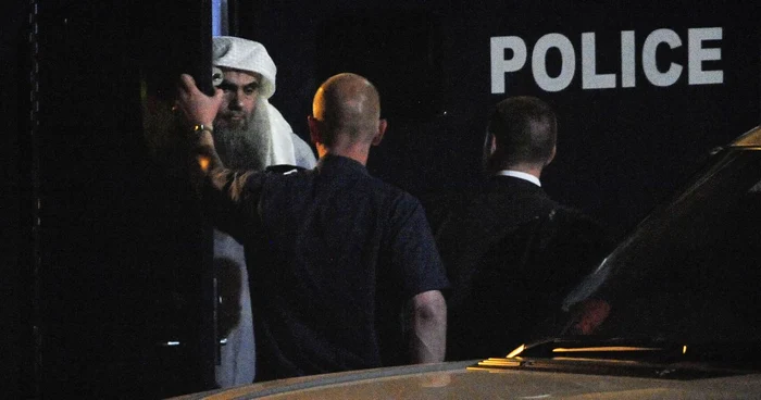 Clericul radical Abu Qatada a sosit sub escortă militarilor britanici la baza Royal Air Force, înainte de a fi deportat în Iordania. FOTO: Reuters