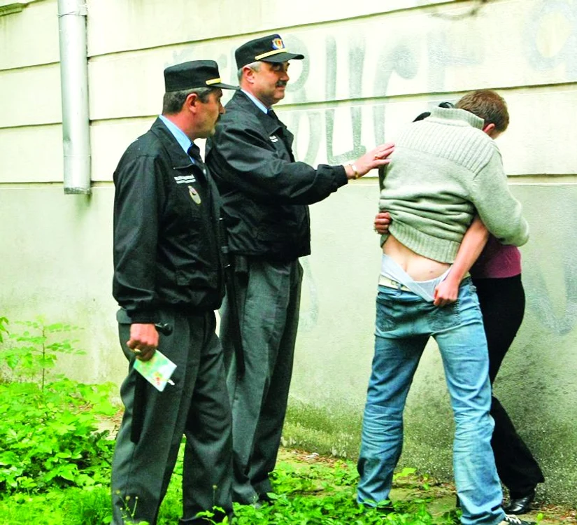 
    Lipiţi de clădirea Colegiului  Gheorghe Lazăr, doi tineri au  fost prinşi de poliţişti în timp  ce se giugiuleau  