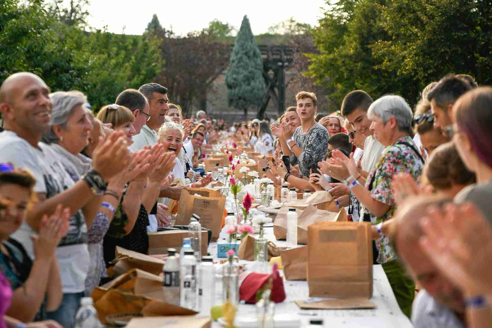 Alba Iulia a intrat, pe 13 septembrie, în Guinness World Records pentru cea mai lungă masă din lume, realizată integral din materiale reciclate