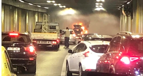 Imagini înfricoșătoare, cu autoturismul cuprin de flăcări. Foto: Facebook/ Robert Georgescu