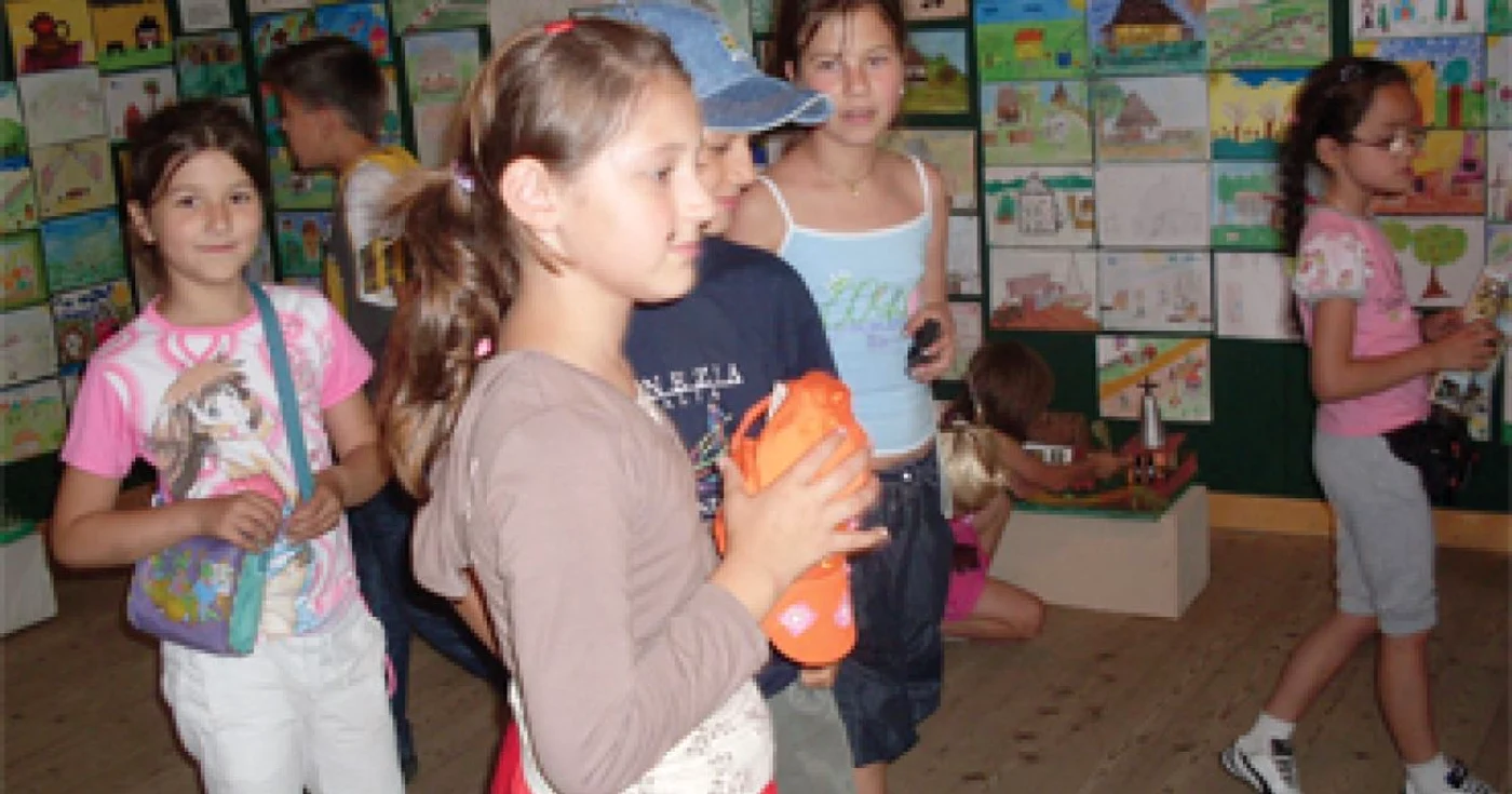 Sute de lucrări expuse   la „Satul copilăriei“