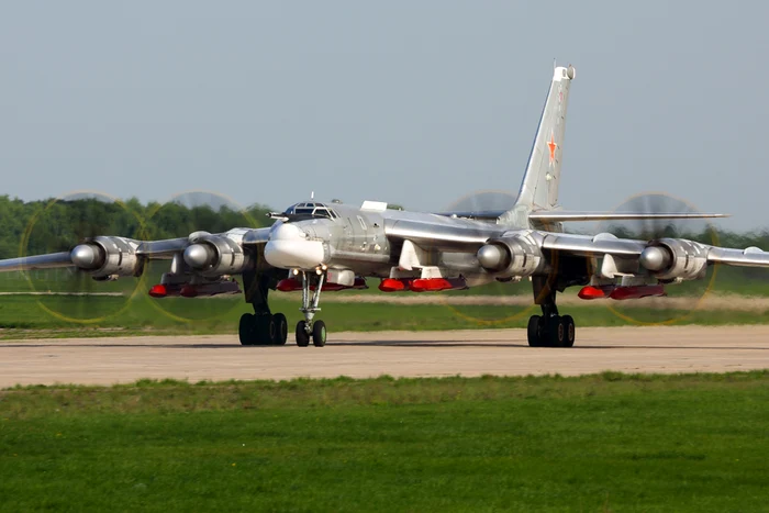 Bombardier Tupolev Tu-95MS cu rachete KH-101 FOTO SHUTTERSTOCK