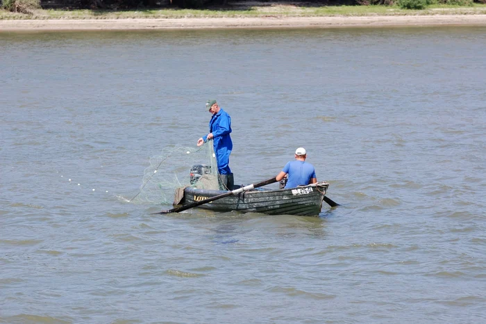 Plasele, barca, dar şi captura de peşte au fost confiscate. Foto: Adevărul