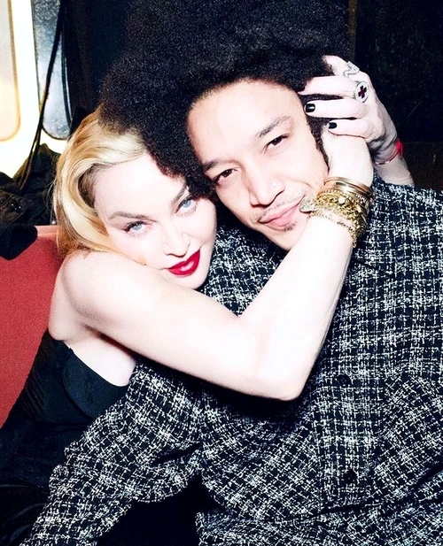 Madonna are o nouă "victimă", Ahlamalik Williams, cu care s-a izolat