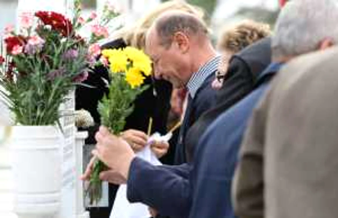 Traian Băsescu a plâns la mormântul mamei sale, la slujba de pomenire de un an