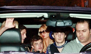 Paris Hilton şi a sărutat  cu foc noul iubit tinerel,  în vreme ce în maşină  erau şi alţi bărbaţi care  se amuzau pe seama ei (fotografii: guliver) jpeg