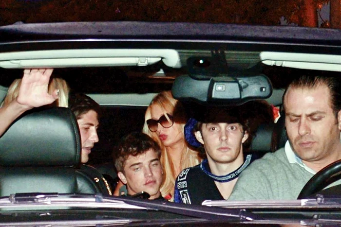 Paris Hilton şi-a sărutat cu foc noul iubit tinerel, în vreme ce în maşină erau şi alţi bărbaţi care se amuzau pe seama ei (fotografii: guliver)