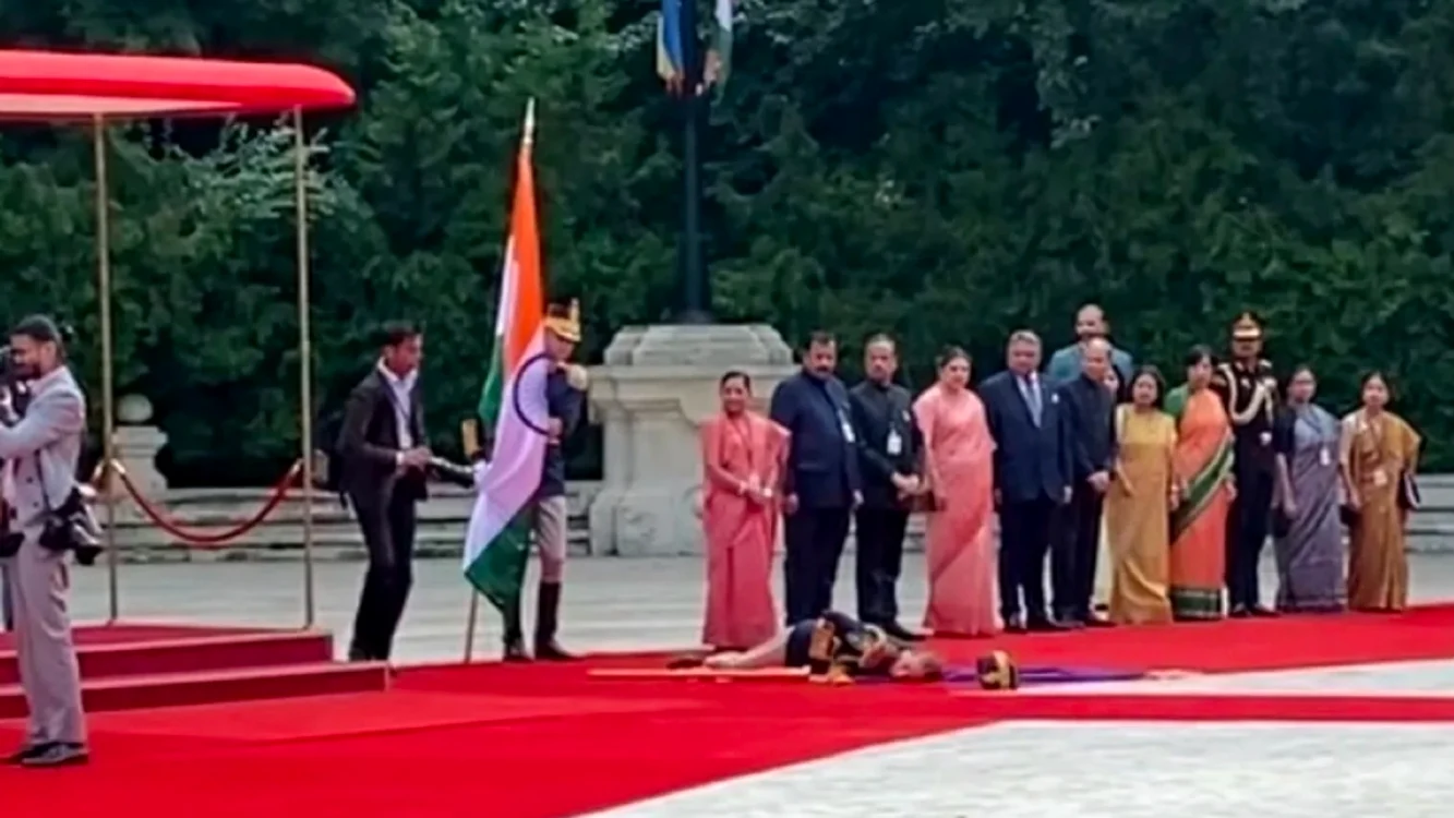 Femeia militar s-a prăbuşit brusc, în timpul ceremoniei. FOTO: captură video