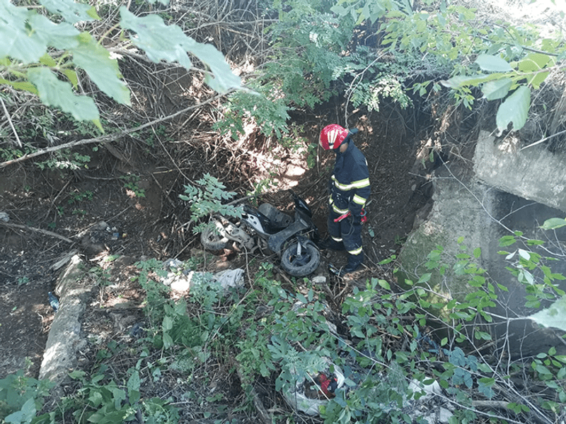 A supraviețuit miraculos după ce a căzut cu motoreta într-o râpă adâncă de șase metri
