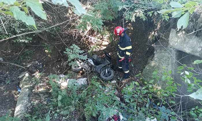 Tânărul a căzut cu motoreta într-o râpă adâncă de 6 metri FOTO ISU Vaslui