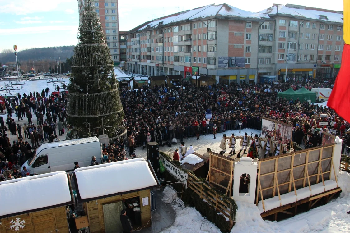 În centrul Sucevei au fost mii de oameni care au asistat la parada obiceiurilor de iarnă.      Foto: Sandrinio Neagu
