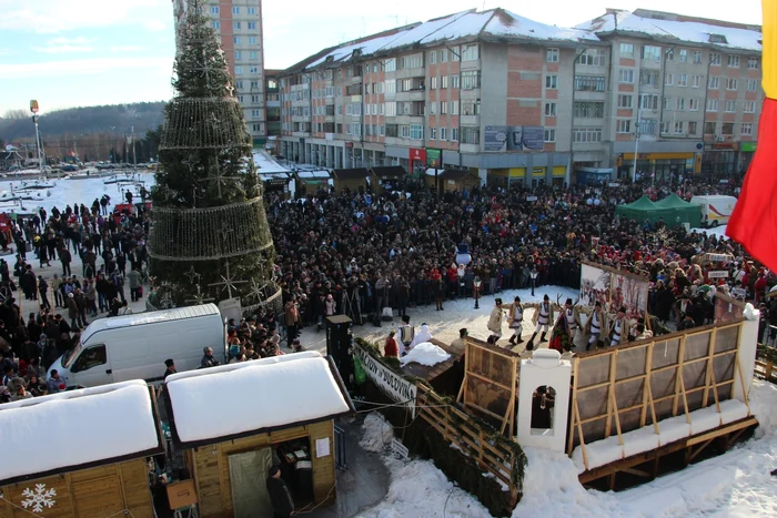 În centrul Sucevei au fost mii de oameni care au asistat la parada obiceiurilor de iarnă.      Foto: Sandrinio Neagu