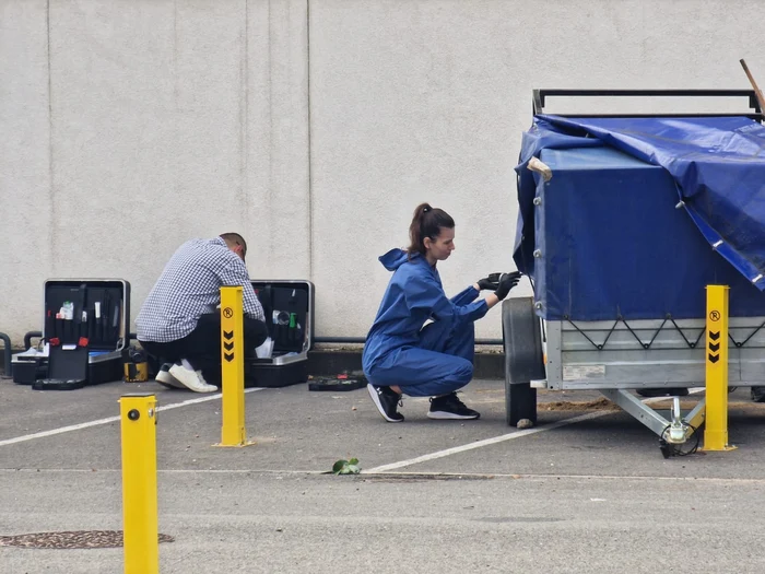 Criminaliștii caută amprente pe remorca în care a fost găsit cadavrul. Sursă foto: Bihon