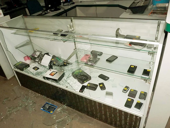 
    A spart un magazin de telefoane, dar a furat machete de plastic  