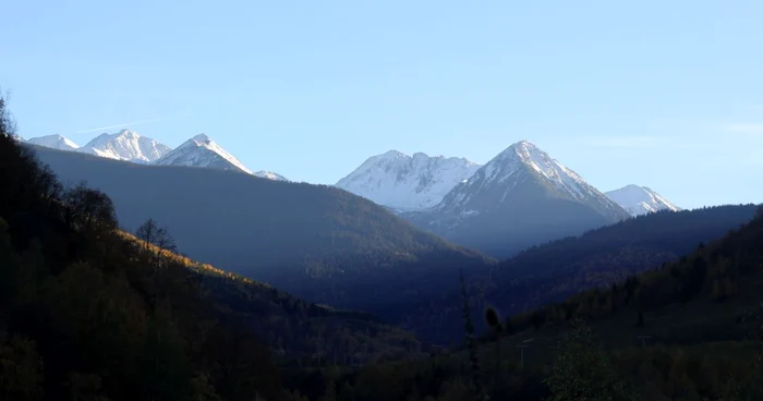 Zăpada s-a aşternut peste vârfurile Retezatului. FOTO: D.G.