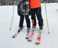 fiul Ioanei Maria Moldovan cu instructorul lui de schi
