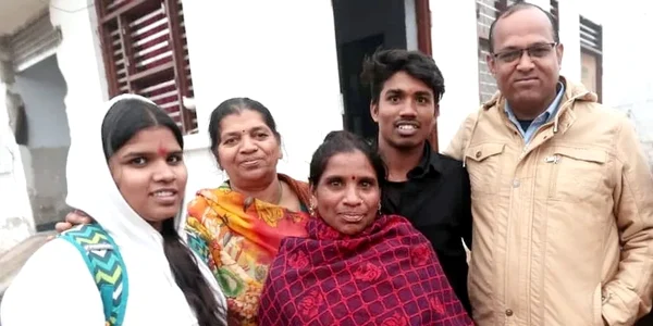 cei doi tineri si au regăsit familia FOTO Naresh Paras png