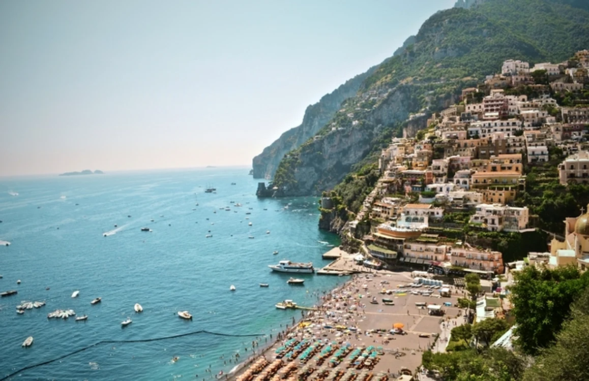 Fornillo din Positano este considerată una dintre cele mai frumoase plaje din Italia