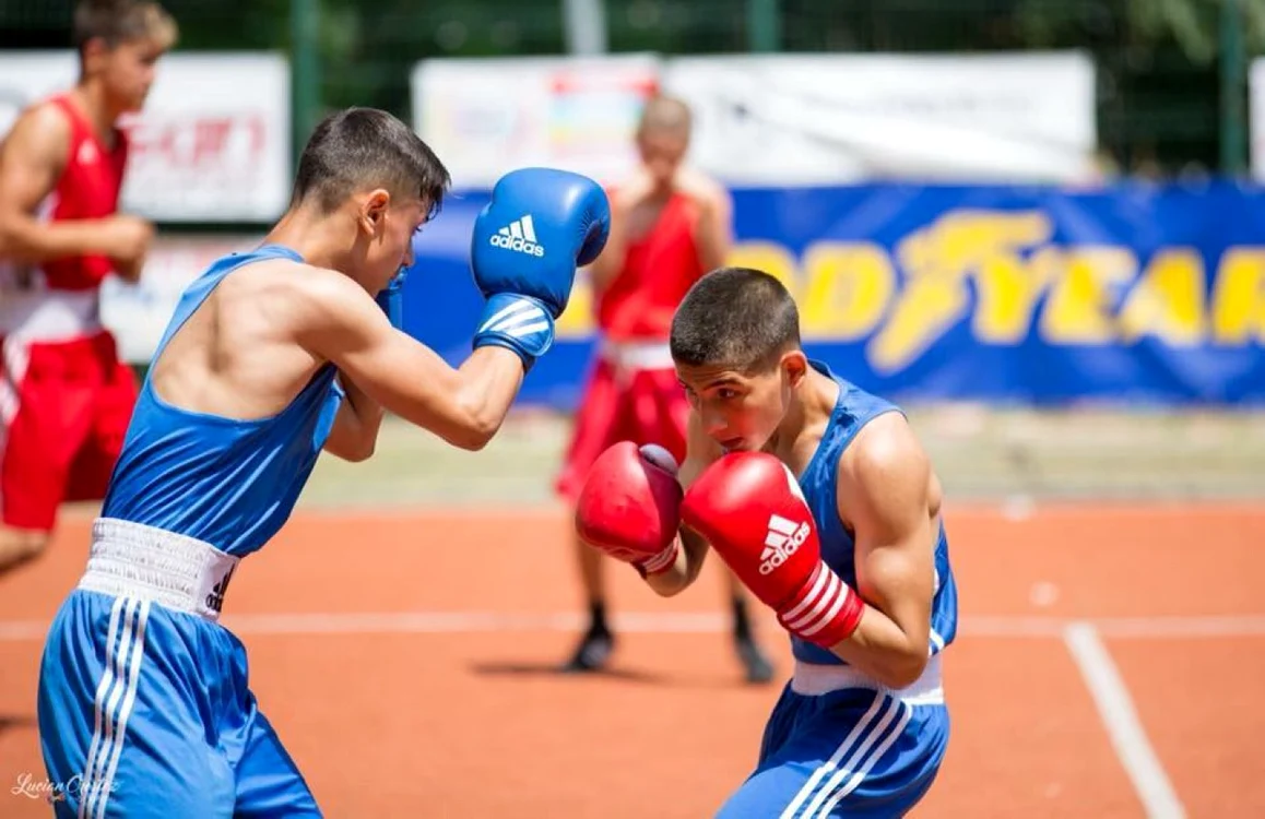 Tavi Dobre(dreapta), copilul sărman care a ajuns campion FOTO Arhivă personală Valentin Anghel