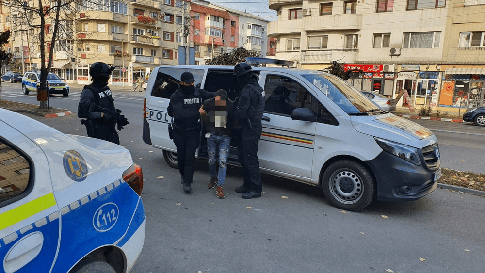 Mașină a Poliției Vrancea, lovită de un șofer fără permis care a fugit. Era deja căutat în toate țările UE