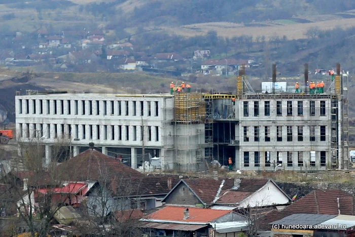 În urmă cu un secol în zona în care este construit sediul centrului de afaceri se afla primul mare furnal al Hunedoarei. FOTO: Daniel Guţă. ADEVĂRUL.