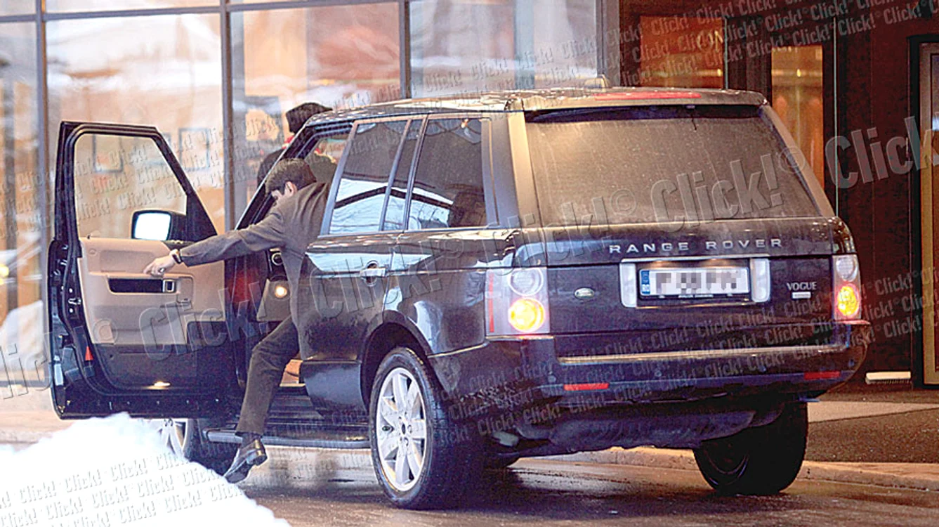 Victor Piţurcă a ajuns la hotel sâmbătă,  la ora 17.30, şi a fost întâmpinat de portar,  care părea foarte încântat să-l revadă (fotografii: Brigada Diverse)