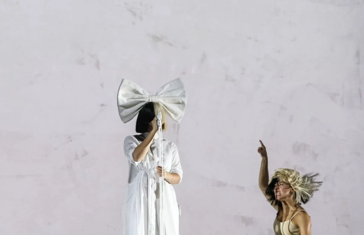 Fanii
au fost nemulţumiţi, printre altele, de faptul că în timpul concertului Sia a stat
în spatele scenei, cu faţa acoperită, ceea ce a făcut ca spectacolul să fie
lipsit de vitalitate FOTO David Muntean