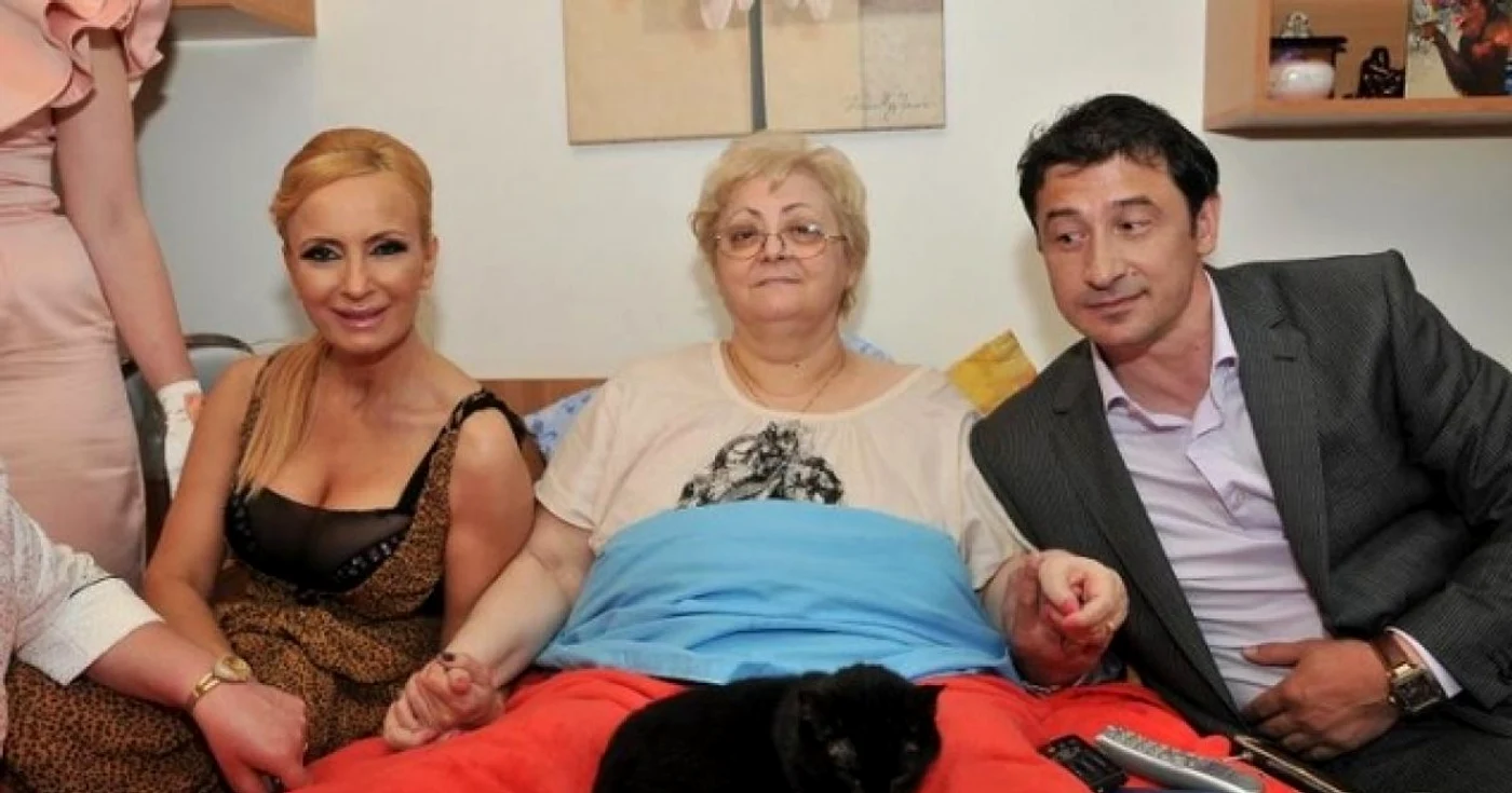 În ultima săptămână, mama vedetei
resimţea dureri din ce în ce mai puternice în zona pieptului, iar
în această dimineaţă a fost declarat decesul