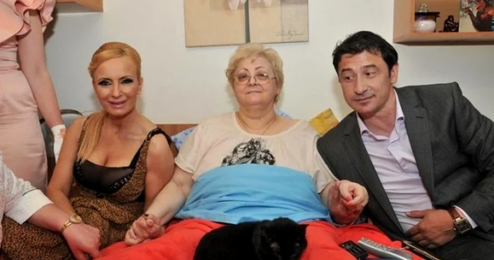 În ultima săptămână, mama vedetei
resimţea dureri din ce în ce mai puternice în zona pieptului, iar
în această dimineaţă a fost declarat decesul