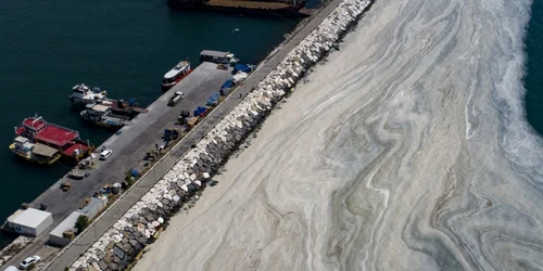 Marea Marmara acoperită de mucilagiu. FOTO EPA-EFE