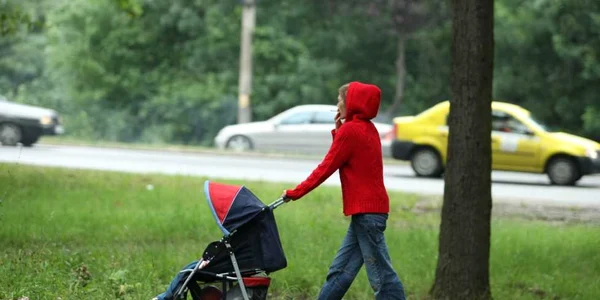 Femeia se plimba cu bebelusul in zona Calea Lugojului, portiunea „rezervata“ prostituatelor
