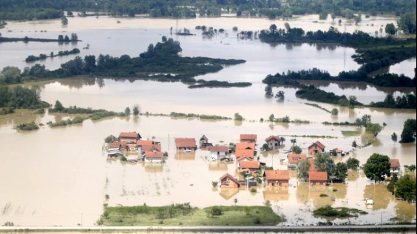 
    Viitura a distrus localitatea (foto: fcdinamo.ro)  