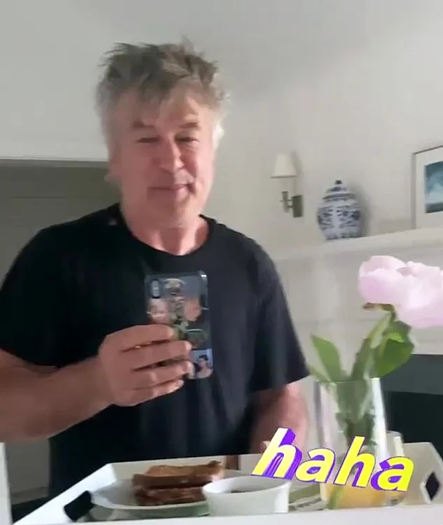 Alec Baldwin îi aduce micul dejun în pat soției lui gravide cu al cincilea copilfoto: Instagram