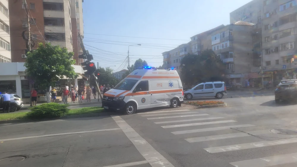 Ambulanța a fost lovită de un autoturism Sursa FOTO: Cătălin Fircoiu