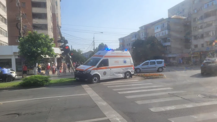 Ambulanța a fost lovită de un autoturism Sursa FOTO: Cătălin Fircoiu