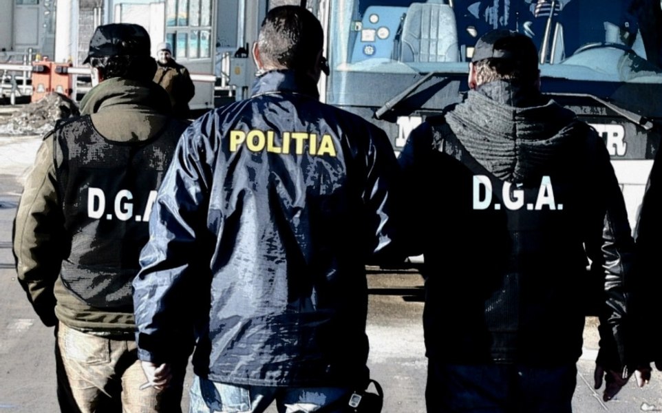 Cascadorii râsului în dosarul polițiștilor din Sectorul 1. O agentă a sărit pe geam, în ploaie, și a sunat o amică: „Vino repede și ia-mă…că mă ridică!”