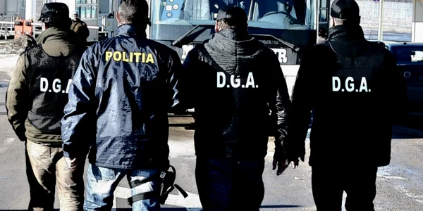 Poliţişti din cadrul Direcţiei Generale Anticorupţie în misiune Foto Adevărul - credit Facebook DGA 1