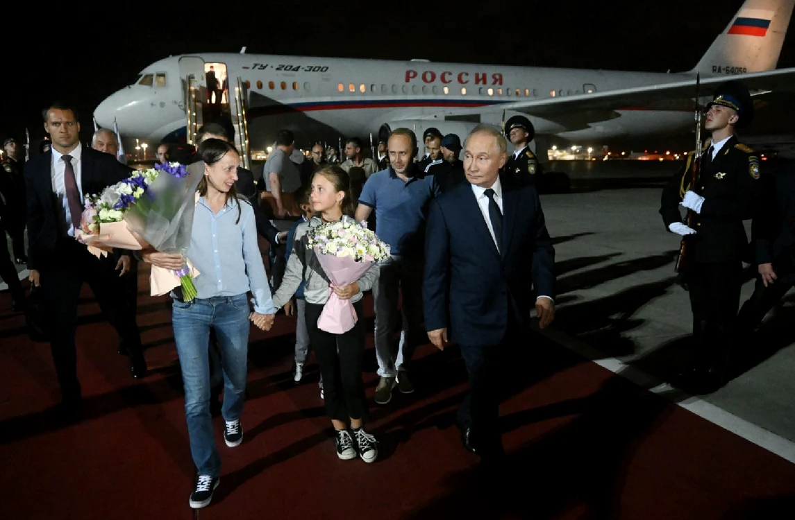 Cuplul de spioni Anna și Artem Dulțev și cei doi copii ai lor la sosirea la Moscova/ FOTO: kremlin