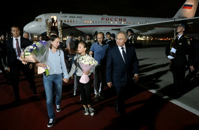 Cuplul de spioni Anna și Artem Dulțev și cei doi copii ai lor la sosirea la Moscova/ FOTO: kremlin