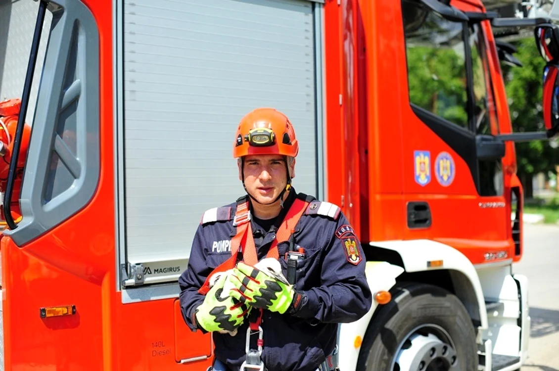 
    Puiul de barza a fost dus in siguranta in cuibul sau  