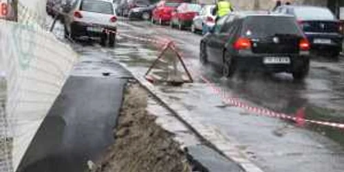 Trotuarul a început să se surpe în Râmnicu Vâlcea. O stradă din centrul oraşului ar putea fi afectată şi ea de alunecările de teren