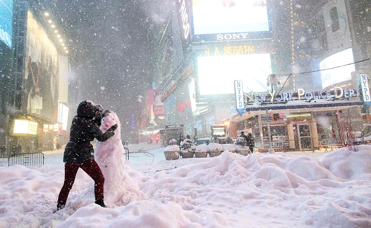 
    New York: Deşi sunt sub „asediul”  zăpezii, unii americani au  ieşit în stradă să se joaceFotografii: AP / Guliver/ Gettyimages  