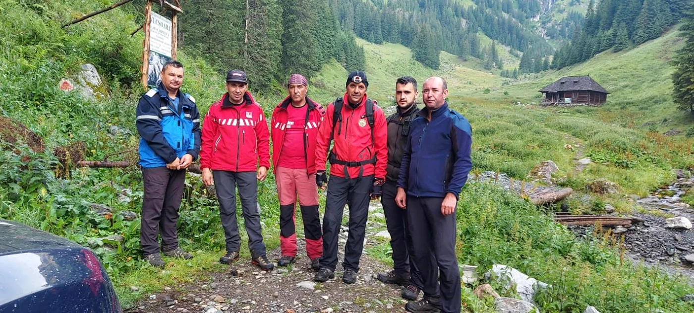 Salvamontiştii şi jandarmii montani care au salvat de pe Vârful Moldoveanu patru tineri vâlceni Foto Salvamont Nucşoara
