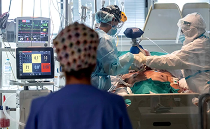 Administrarea oxigenului e vitală în cazul pacienţilor aflaţi în stare gravăFoto: EPA-EFE