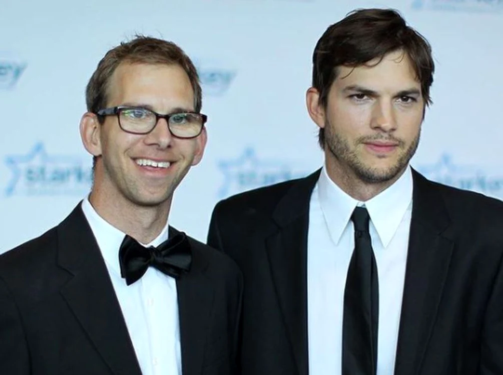 
    Michael și Ashton Kutcher sunt frați gemeniclickpentrufemei.ro  