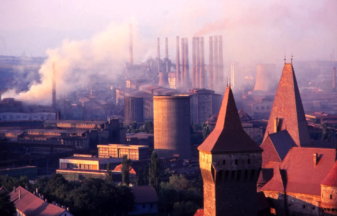 Turnul Ne Boisa. Castelul Corvinilor în 1997. Foto: Peter de Graaf. ramblings.nz