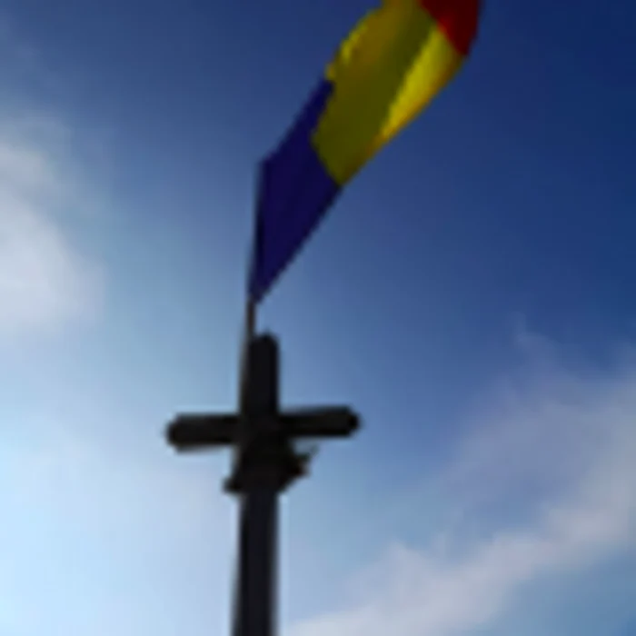 Tricolorul României flutură în Munţii Măcinului la Cruce Sursa Facebook Daniel Gîdiuţă