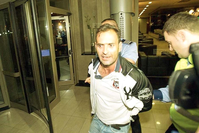 Timișoreanul de 34 de ani a fost dus la secție, încătușat (FOTOGRAFII: www.tion.ro)