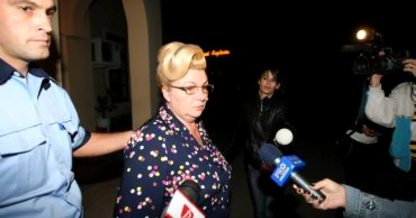 Craiova: Doamna Goga, doctoriţa şpăgară de la pensii, a pasat colegilor vina pentru mită